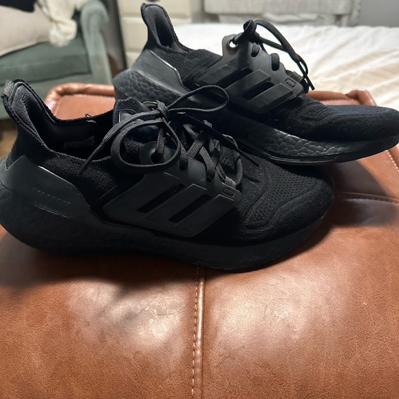 Adidas Ultraboost 22 👟 - Picture 1 of 2